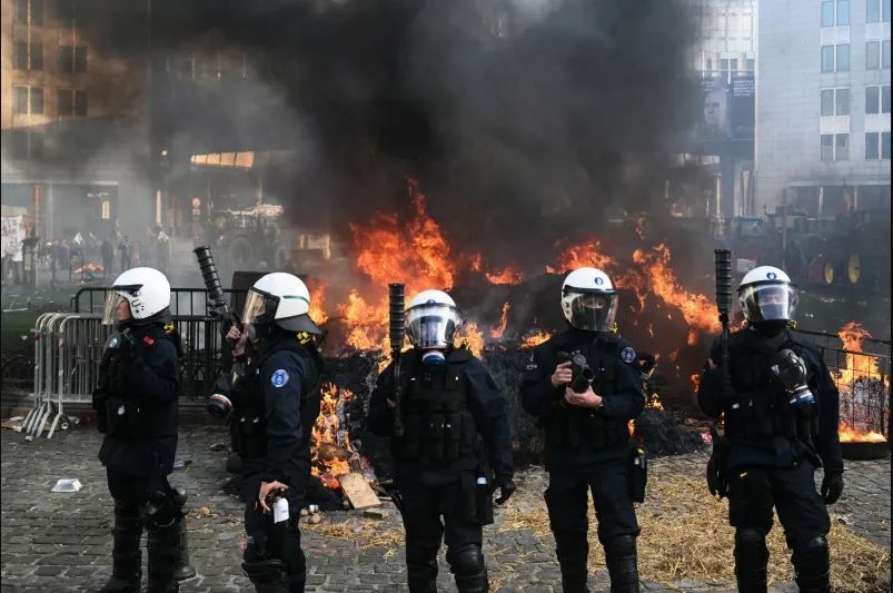 Mii de fermieri au luat cu asalt Bruxelles-ul: Protest agresiv impotriva acordului UE-Mercosur