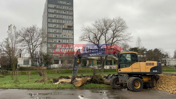 Pe lacul dispărut, de lângă Hotel Perla, au apărut mai multe utilaje! Se reface lacul sau apare vreun bloc? Video   