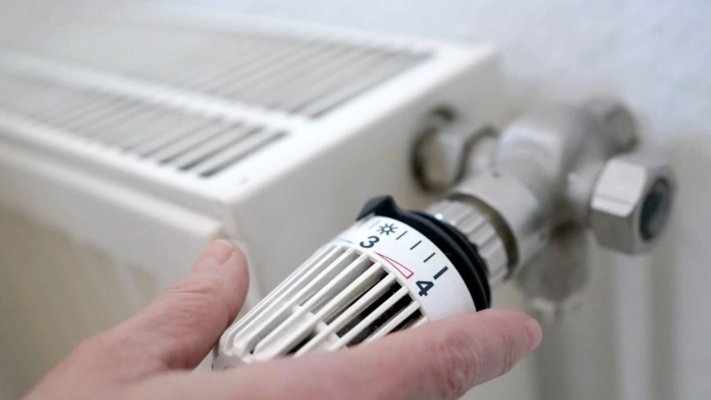 Ajutorul promis pentru repartitoare, din nou pus pe pauză. Statul mută sprijinul de 750 de lei tocmai în 2026