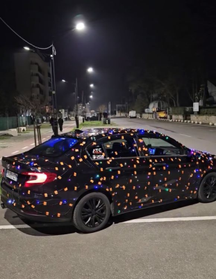 Ce amenzi riscă un șofer care și-a împodobit mașina cu instalație de Crăciun! Video