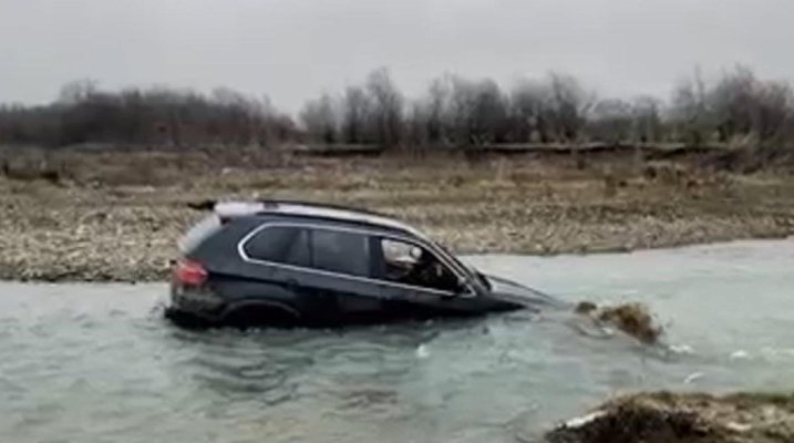 Un şofer băut şi fără permis a ajuns cu maşina în râu, după ce a fost urmărit de poliţişti 