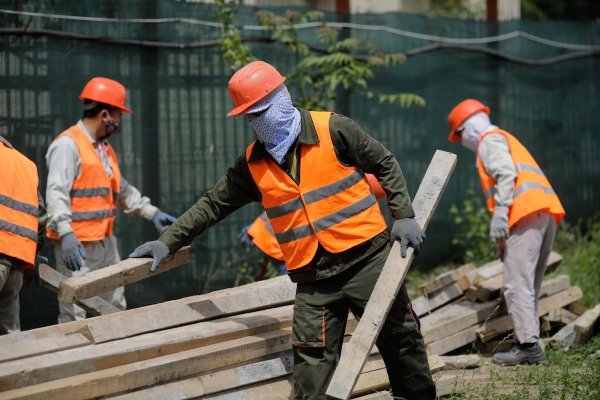 Ce salariu primește un muncitor nepalez în România. Beneficii suplimentare oferite de angajator