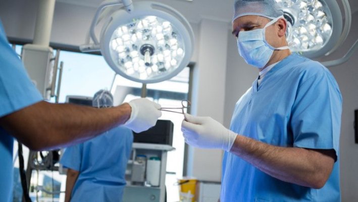Studiu: Muzica în timpul operațiilor reduce dozele necesare de anestezic și grăbește recuperarea postoperatorie