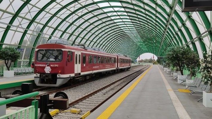 Două trenuri CFR au rămas blocate în câmp, cu peste 200 de pasageri la bord, pe ruta Gara de Nord – Otopeni