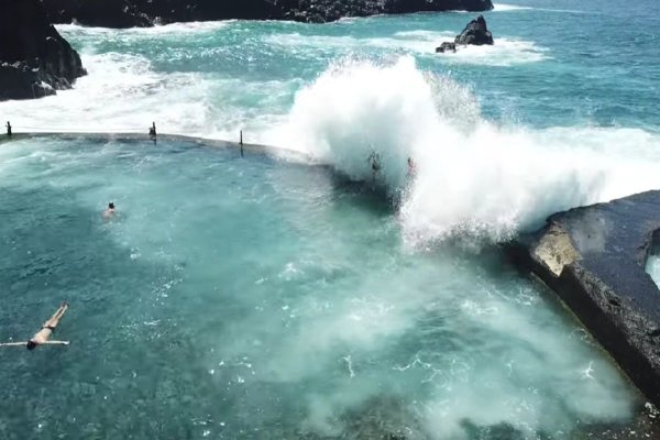 Tragedie în Tenerife! Doi turiști români, printre morții luați de valul uriaș și trași în ocean