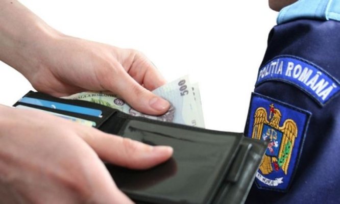 Un comisar-șef din Poliție a fost reținut, după ce a fost prins în când primea 10.000 de lei mită