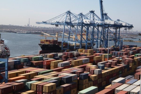 Exporturile au scăzut cu 4,7% în ianuarie 2026, faţă de ianuarie 2025, iar importurile au scăzut cu 7,7% / Deficitul balanţei comerciale a scăzut cu 15,5%