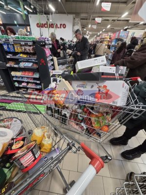 Haos în  hipermarketuri, cu patru zile înainte de Crăciun! S-a stat ore în șir la coadă. Lumea zicea că n-are bani   