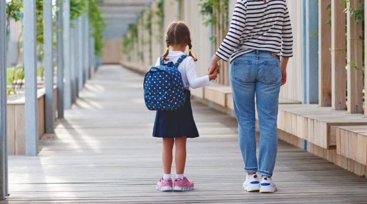 Lege adoptată tacit: Zi liberă pentru toți părinții, în prima zi a anului școlar