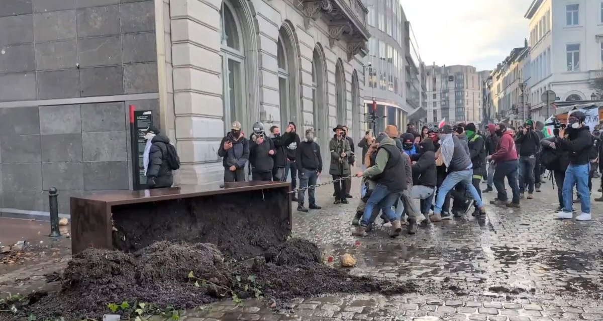 Mii de fermieri au luat cu asalt Bruxelles-ul: Protest agresiv impotriva acordului UE-Mercosur