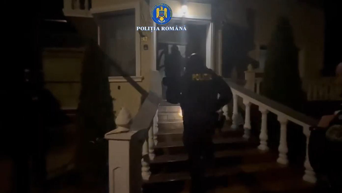 Trei persoane au fost retinute pentru proxenetism. Video