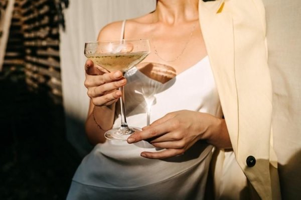 Rochii de gală vs. rochii de cocktail: care sunt diferențele și cum le porți?