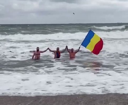 Cine este românul care face baie în mare în fiecare an, de 1 decembrie? Video