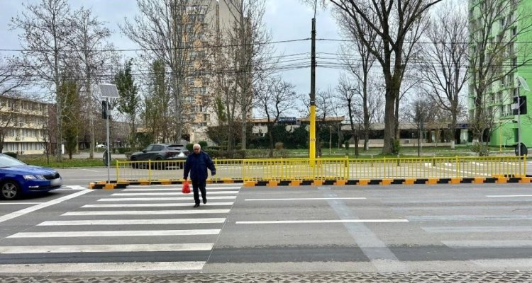 Măsuri suplimentare pentru creșterea siguranței participanților la trafic: scuaruri mediane noi la trecerile de pietoni din stațiunea Mamaia