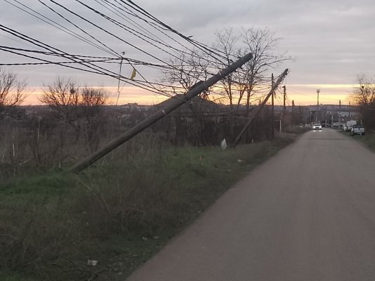Cad stâlpii de electricitate, în Lazu! Ce zice primarul Cristian Cîrjaliu! 