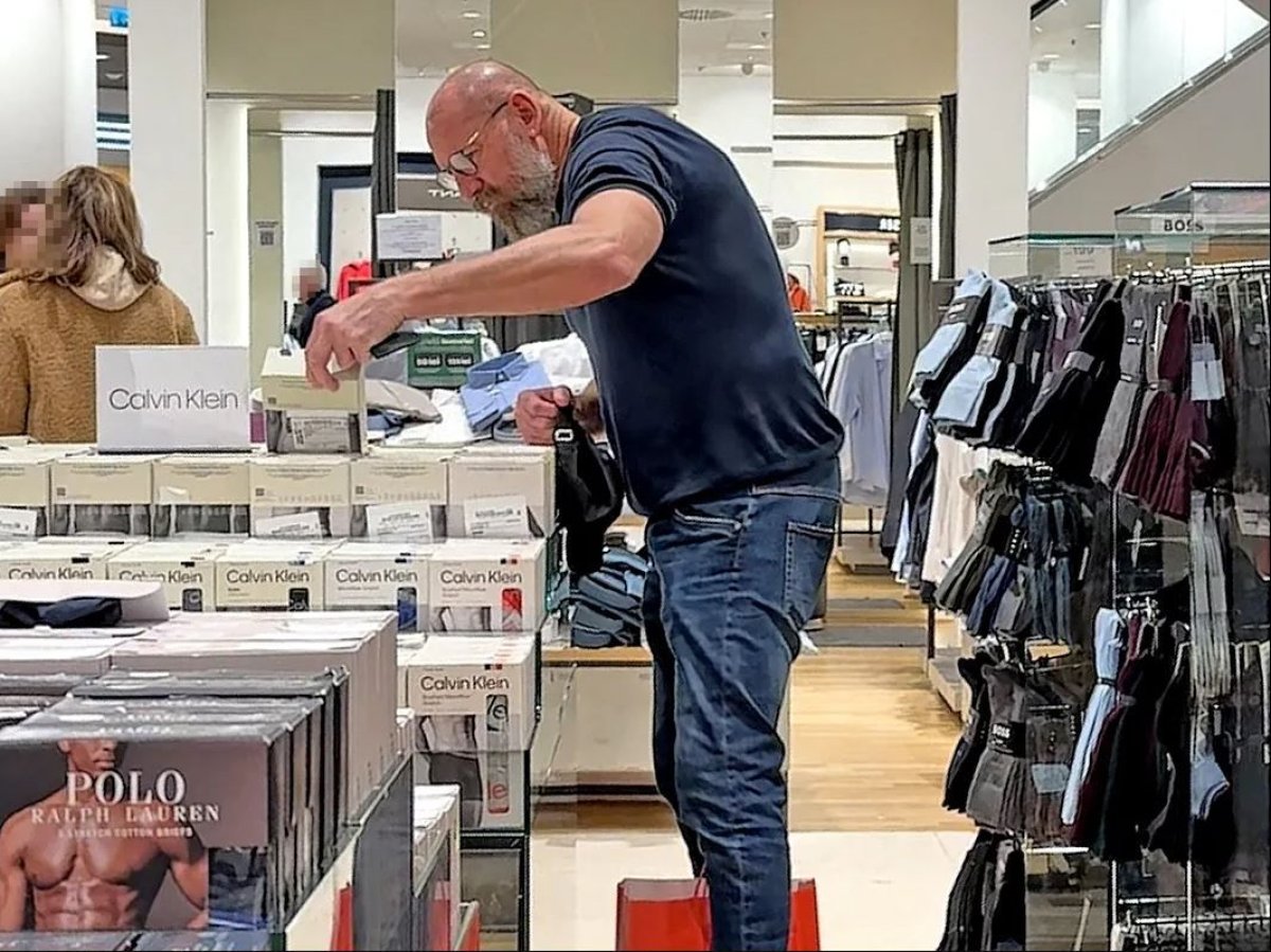 Bogdan Stelea s-a lasat plimbat de iubita prin magazine