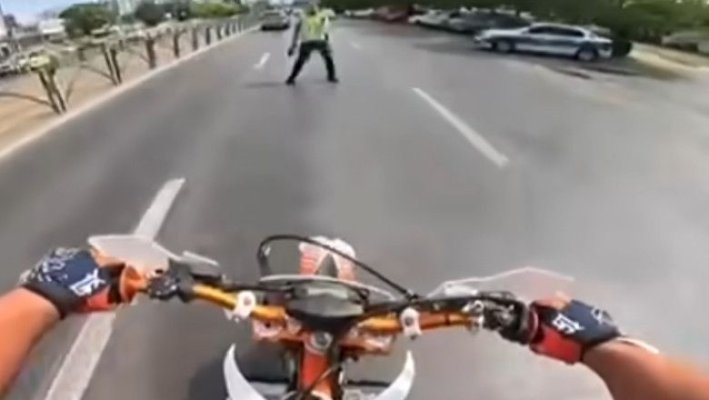 Un tânăr a fost arestat, după ce i-a lovit intenţionat cu scuterul pe membrii familiei, la o înmormântare