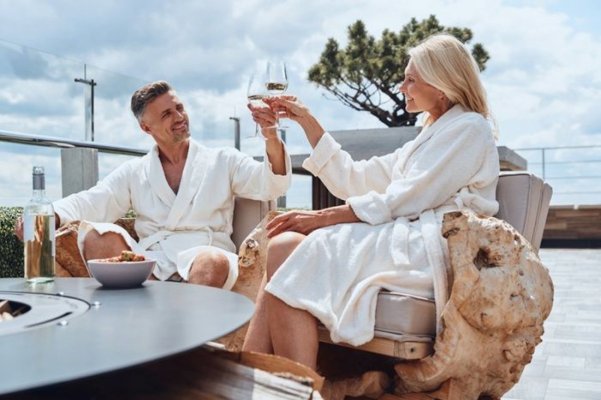 Halate de baie personalizate: 5 idei practice de cadouri pentru cei dragi
