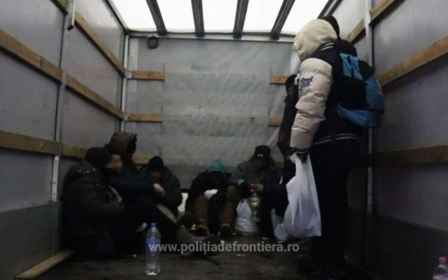 11 cetățeni marocani depistați ascunși într-o autoutilitară la granița cu Bulgaria