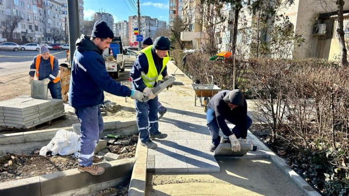 Au loc lucrări de modernizare a zonei pietonale de pe strada Dezrobirii 