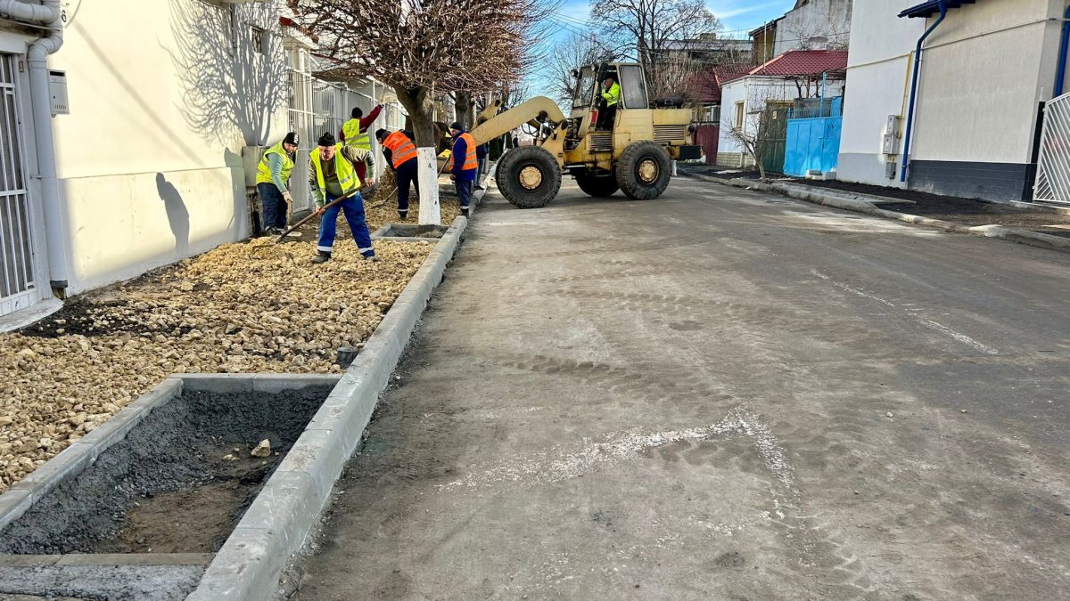 Au loc lucrari de modernizare a zonei pietonale de pe strada Dezrobirii 
