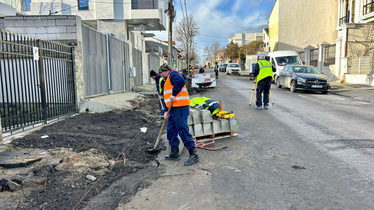 Au loc lucrari de modernizare a zonei pietonale de pe strada Dezrobirii 