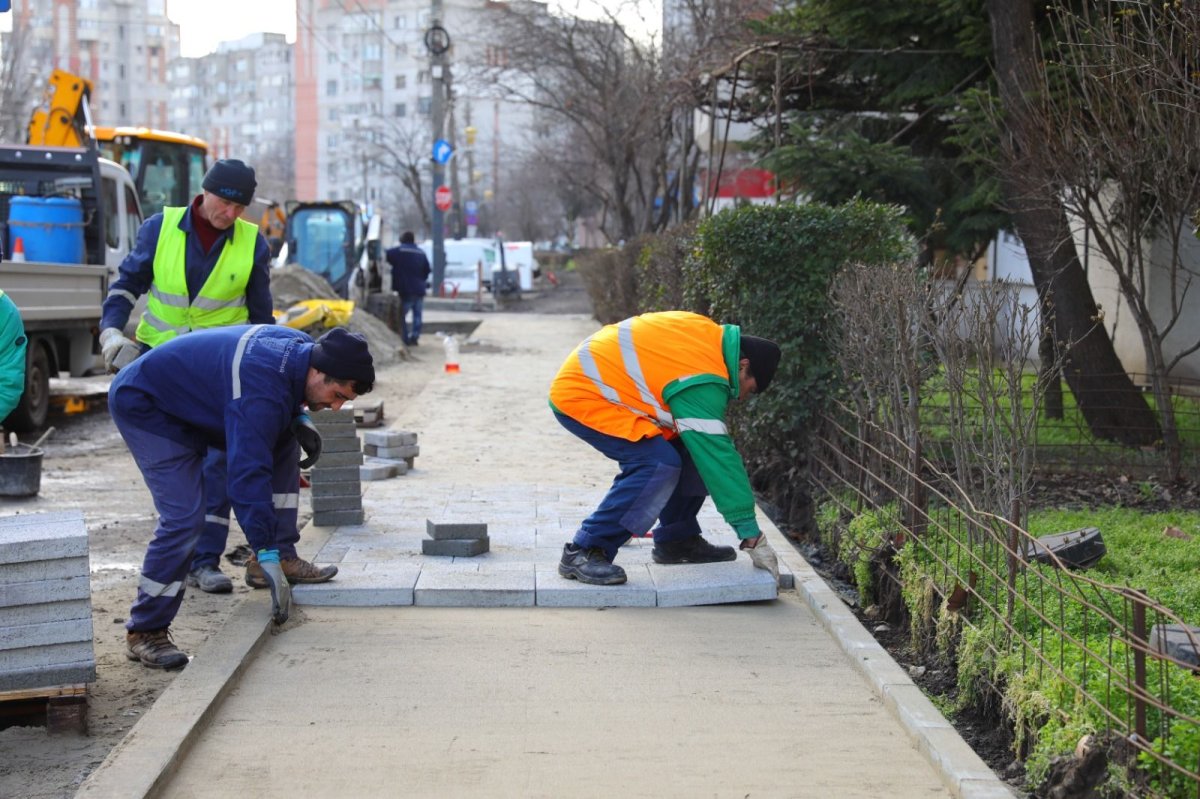 Au loc lucrari de modernizare a zonei pietonale de pe strada Dezrobirii 