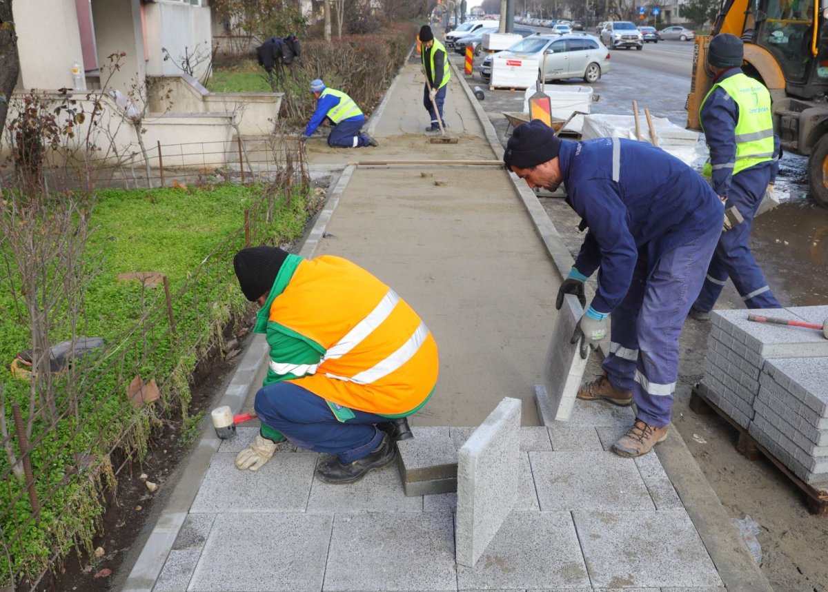 Au loc lucrari de modernizare a zonei pietonale de pe strada Dezrobirii 