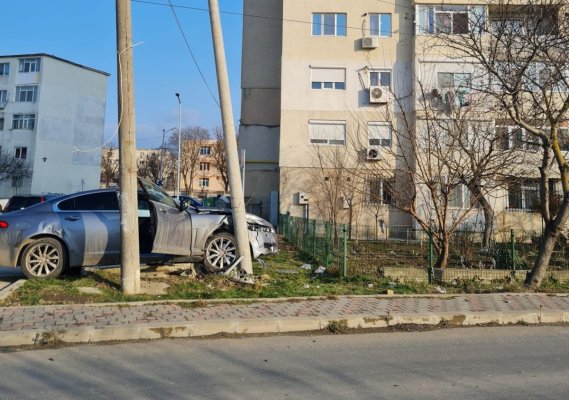 Coliziune între 2 autoturisme, pe strada Portului din Mangalia. Unul dintre șoferi a ajuns cu mașina în stâlp
