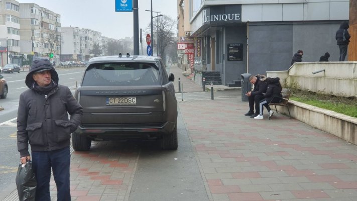 Un șofer a parcat Range Roverul în stația de autobuz, ocupând și trotuarul și pista de biciclete, pe bulevardul Al. Lăpușneanu