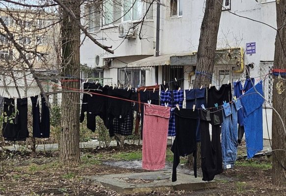 Nu ne mai uscăm rufele la geam, că luăm amendă, dar ne întindem izmenele pe sârmă, în public