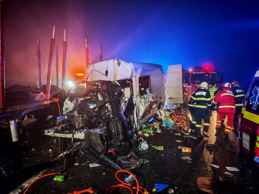 Un mort și trei răniți în urma coliziunii între un microbuz și un autotren, pe DN 17