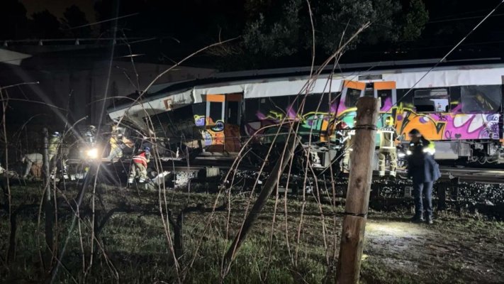 Un tren a lovit un zid prăbușit peste calea ferată, în provincia Barcelona. Cel puţin 15 persoane au fost rănite