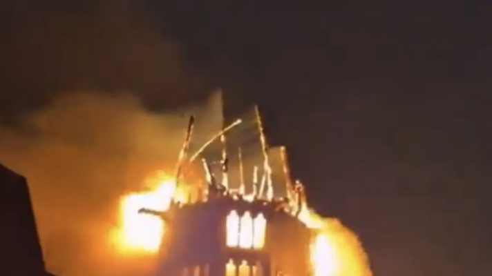 Un important obiectiv turistic din Amsterdam a fost mistuit de flăcări. Video