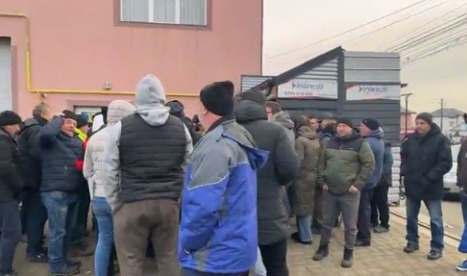Primele incidente din cauza creșterilor de taxe: Oamenii dintr-o localitate au protestat spontan. Video