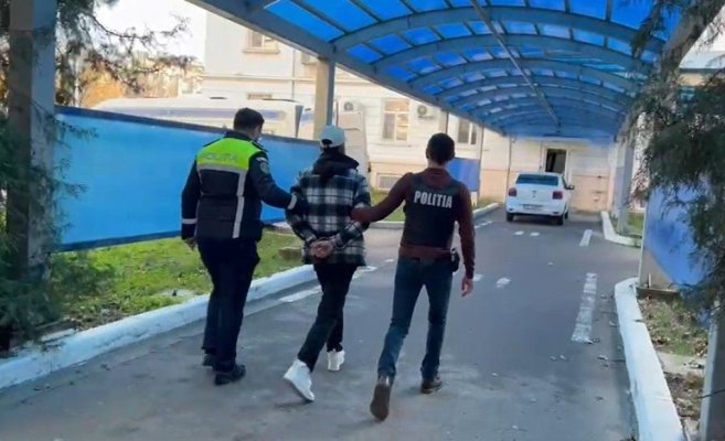 Trei bărbați din Constanța au fost reținuți, după ce au făcut scandal și au distrus un imobil. Video