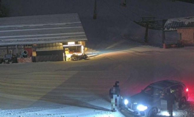 Doi români au furat un seif plin cu bani și l-au târât pe o pârtie de schi până la mașină