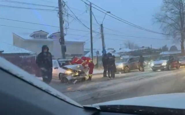 Accident rutier grav, pe I.C. Brătianu, în dreptul Peco Socar. Un bărbat a ajuns la spital. Video