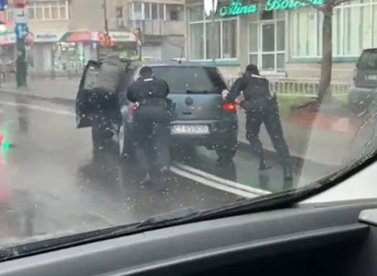 Jandarmii constănțeni au ajutat un bărbat cu proteză la picior să-și scoată de pe carosabil autoturismul avariat. Video