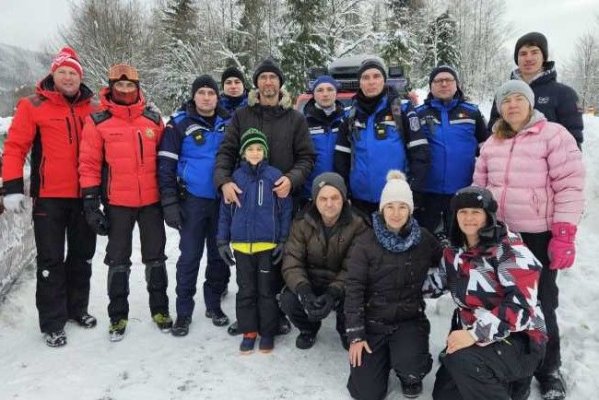 Șapte adulți și un copil au fost salvați, după ce au rămas izolați din cauza zăpezii, la o casă de vacanță
