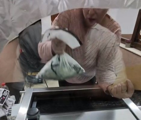 Revoltat de scumpirea impozitului, un bărbat și-a plătit taxele cu 5 kilograme de monede