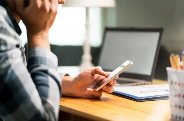 Dezmăț pe bani publici: Mai multe primării mici și instituții de stat au dat zeci de mii de lei pe telefoane de lux
