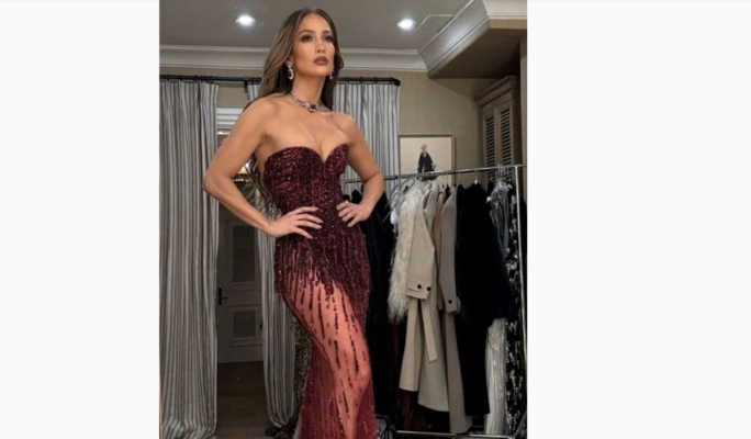 Jennifer Lopez, decoltată la petrecerea pre-Golden Globes! A atras toate privirile într-o rochie roșie