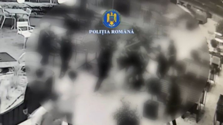 Bătaie ca-n filme, într-un mall: 11 tineri s-au lovit cu pumnii şi picioarele şi au distrus piese de mobilier. Video