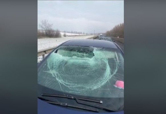 O bucată de gheață, desprinsă de pe o autoutilitară, a trecut ca un proiectil prin autoturismul unei femei. Video