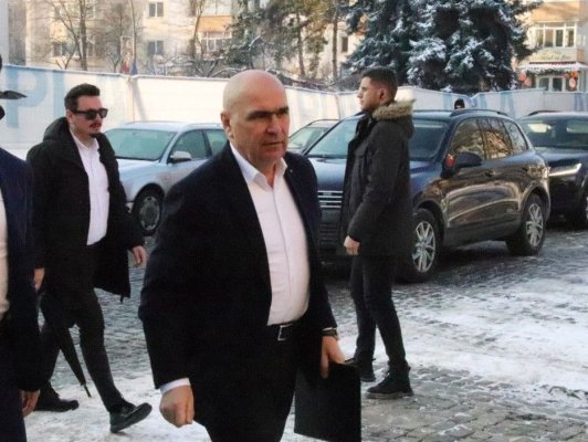 Premierul Ilie Bolojan a fost huiduit din nou, la Botoșani. Demnitarul a fost scos prin spatele clădirii. Video