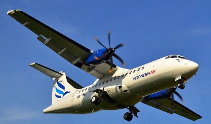 Un avion de pasageri, cu 11 persoane la bord, a dispărut în munții din Indonezia