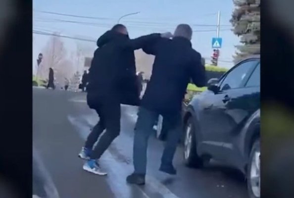 Doi șoferi și-au împărțit pumni și picioare în plină stradă, după ce unul dintre ei era să provoace un accident. Video