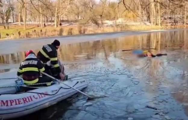 O copilă de 5 ani a fost salvată dintr-un lac înghețat de un cetățean nepalez 