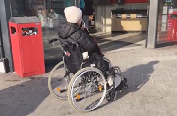 O femeie care cerșea în scaun cu rotile mergea doar cu taxiul și locuia într-un apartament de lux
